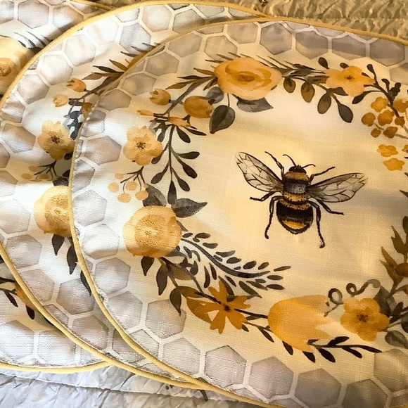 Other - Round Bumblebee Placemats set of 4 NEW